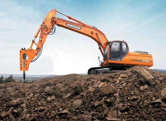 Гусеничный экскаватор с гидромолотом DOOSAN DX225LCA